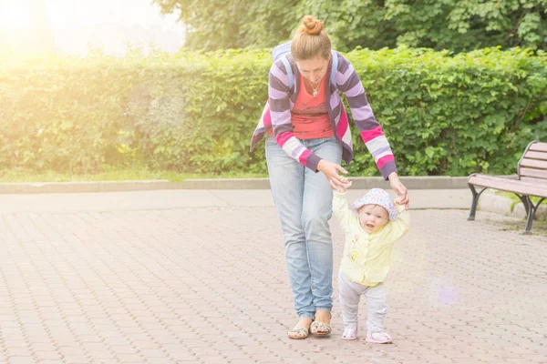 Anne ile bebek ilk adımlar