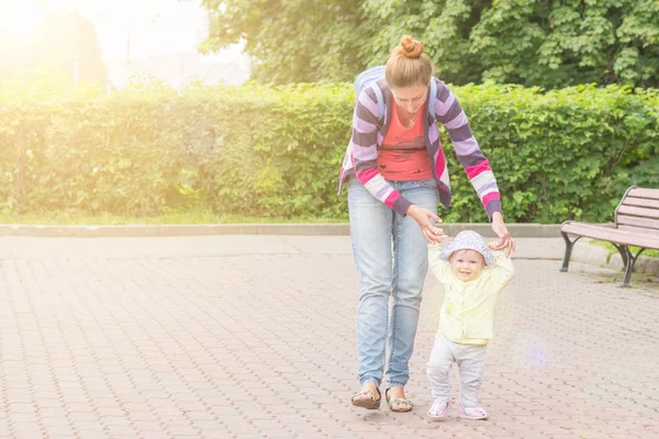 Anne ile bebek ilk adımlar