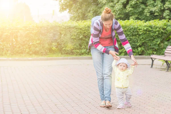 Anne ile bebek ilk adımlar