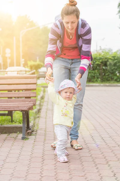 Anne ile bebek ilk adımlar