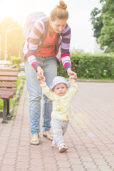 Anne ile bebek ilk adımlar