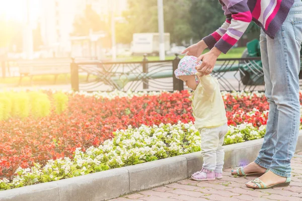 Anne ile bebek ilk adımlar