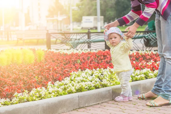 Anne ile bebek ilk adımlar