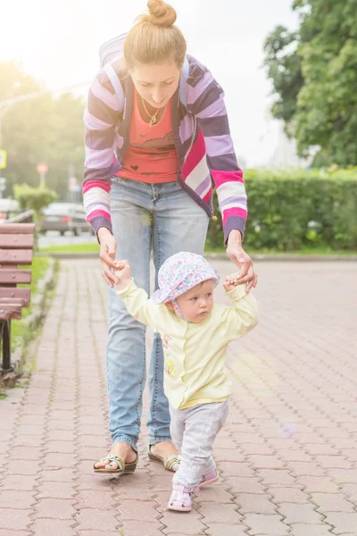 Anne ile bebek ilk adımlar