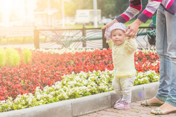 Anne ile bebek ilk adımlar