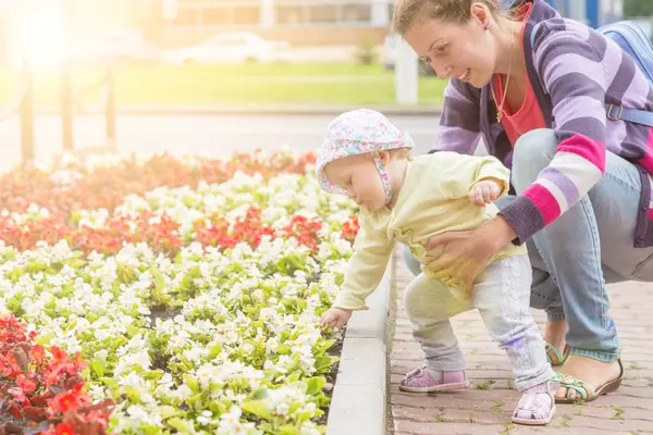 Anne ile bebek ilk adımlar