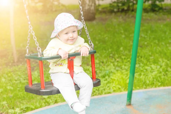 Bebek salıncakta sallanan