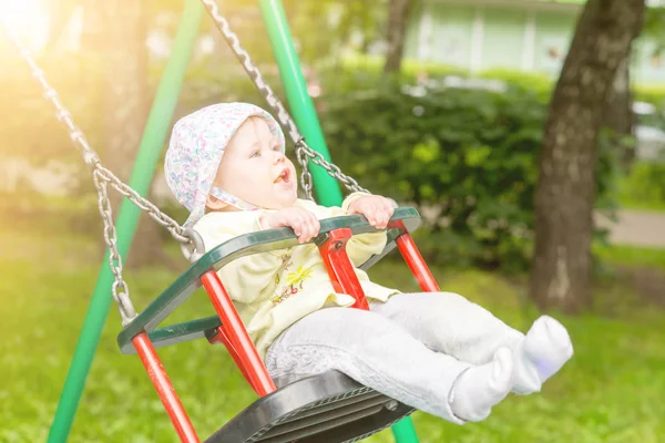 Bebek salıncakta sallanan