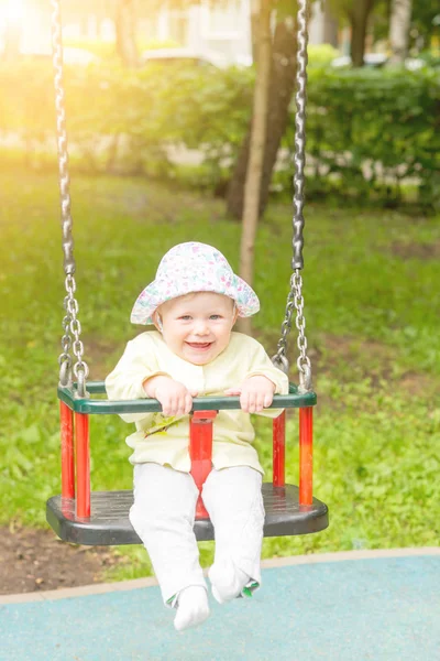 Bebek salıncakta sallanan