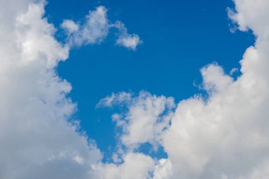 Öğlen mavi gökyüzü karşı hava bulutlar