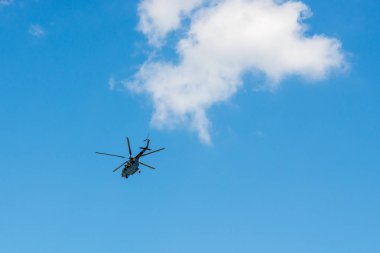 Mavi gökyüzüne karşı askeri helikopter