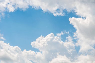 Bulutlar mavi gökyüzüne karşı