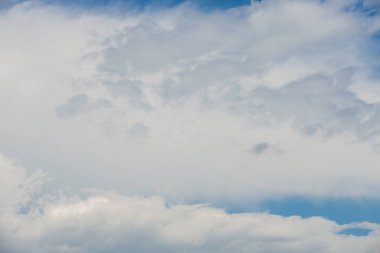 Bulutlar mavi gökyüzüne karşı