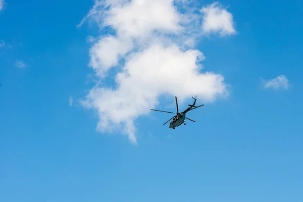 Military helicopter against the blue sky — Stock Photo, Image