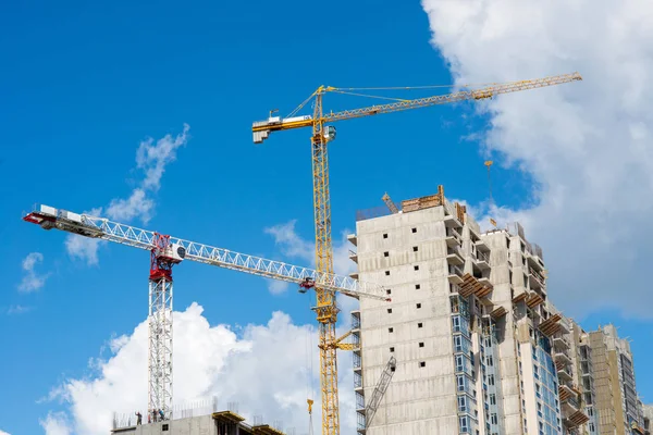Tower crane on the construction of a residential house — Stock Photo, Image