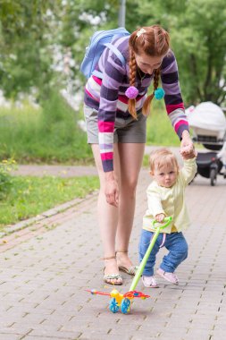 Anne ile bebek ilk adımlar