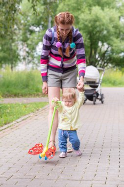 Anne ile bebek ilk adımlar