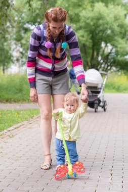 Anne ile bebek ilk adımlar