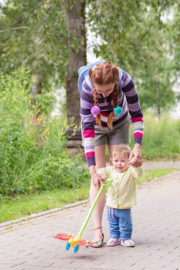 Anne ile bebek ilk adımlar