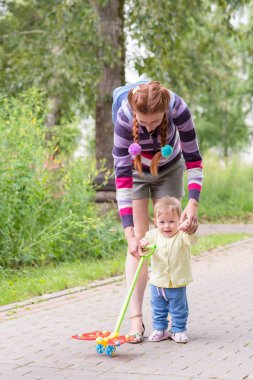 Anne ile bebek ilk adımlar