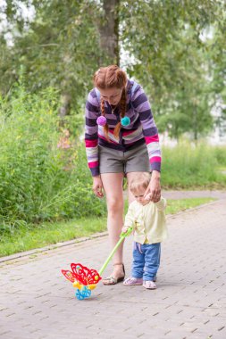 Anne ile bebek ilk adımlar
