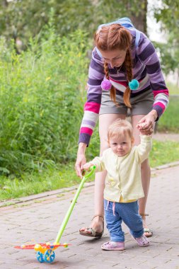 Anne ile bebek ilk adımlar