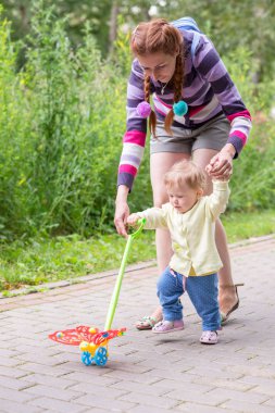 Anne ile bebek ilk adımlar