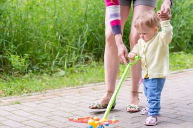 Anne ile bebek ilk adımlar