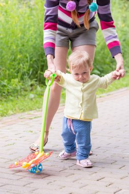Anne ile bebek ilk adımlar