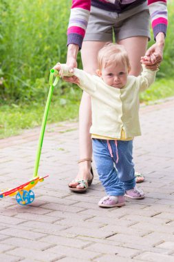 Anne ile bebek ilk adımlar