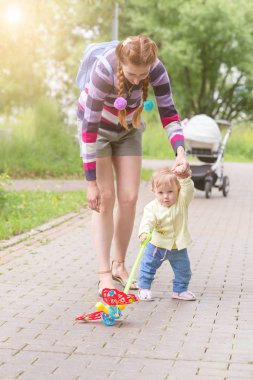 Anne ile bebek ilk adımlar