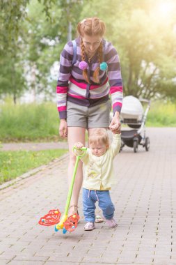 Anne ile bebek ilk adımlar