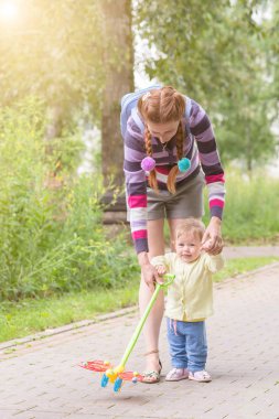 Anne ile bebek ilk adımlar
