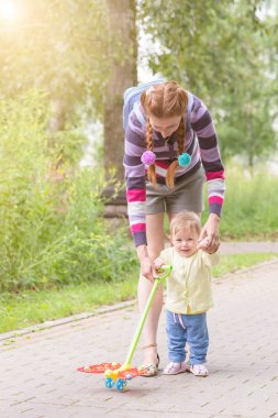 Anne ile bebek ilk adımlar