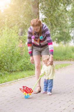 Anne ile bebek ilk adımlar