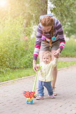 Anne ile bebek ilk adımlar