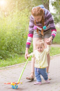 Anne ile bebek ilk adımlar