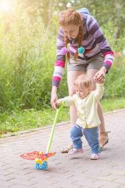 Anne ile bebek ilk adımlar