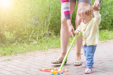 Anne ile bebek ilk adımlar