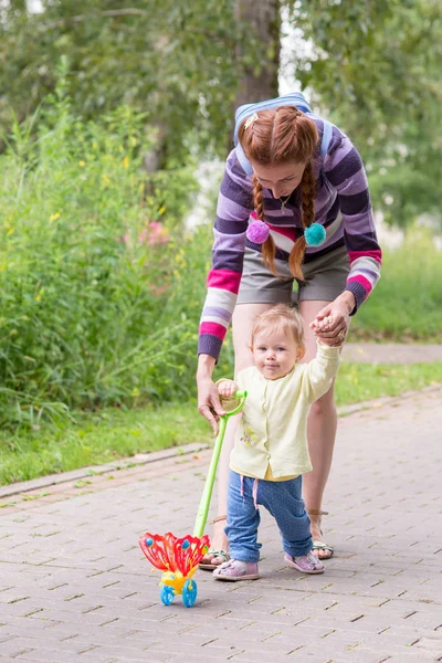 Anne ile bebek ilk adımlar