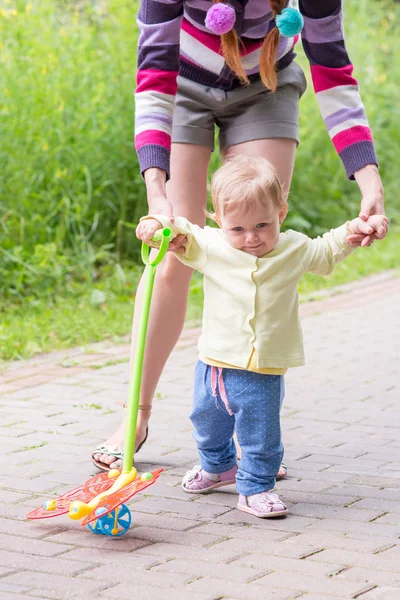 Anne ile bebek ilk adımlar
