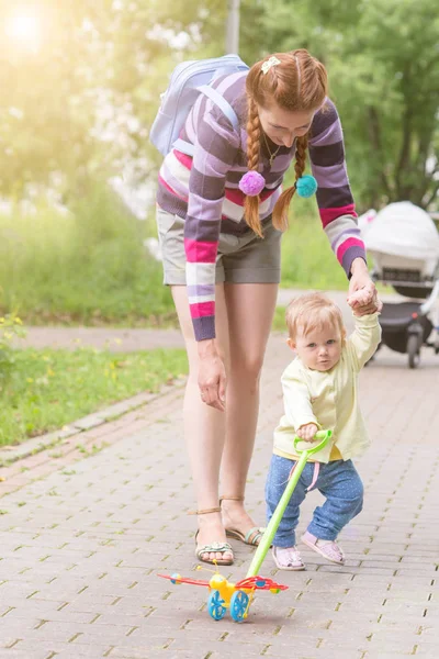 Anne ile bebek ilk adımlar