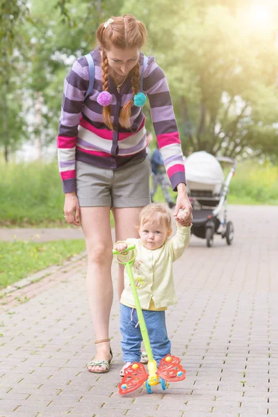 Anne ile bebek ilk adımlar