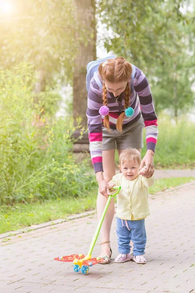 Anne ile bebek ilk adımlar
