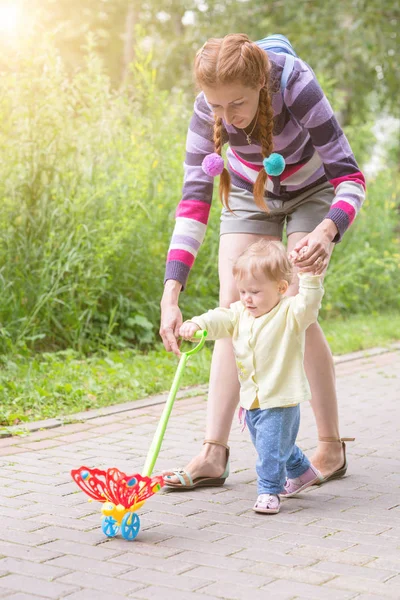 Anne ile bebek ilk adımlar