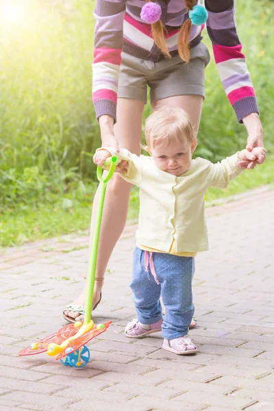 Anne ile bebek ilk adımlar
