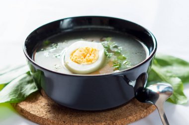 bir taze yeşil çorbası ıspanak kuzukulağı yumurta patates ile