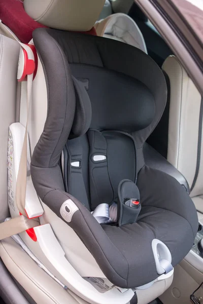 자동차에 아기를 위한 안전 좌석 — 스톡 사진
