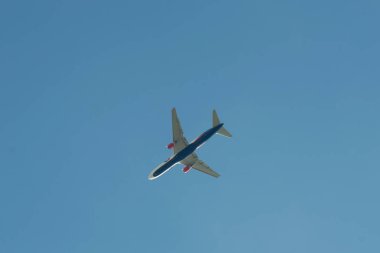 mavi gökyüzüne karşı uçan uçak