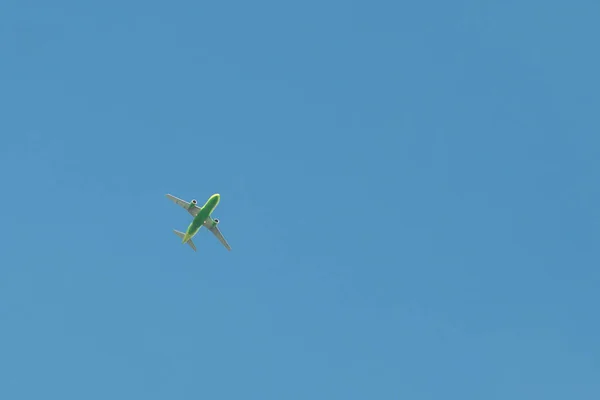 Airplane flying against the blue sky — Stock Photo, Image